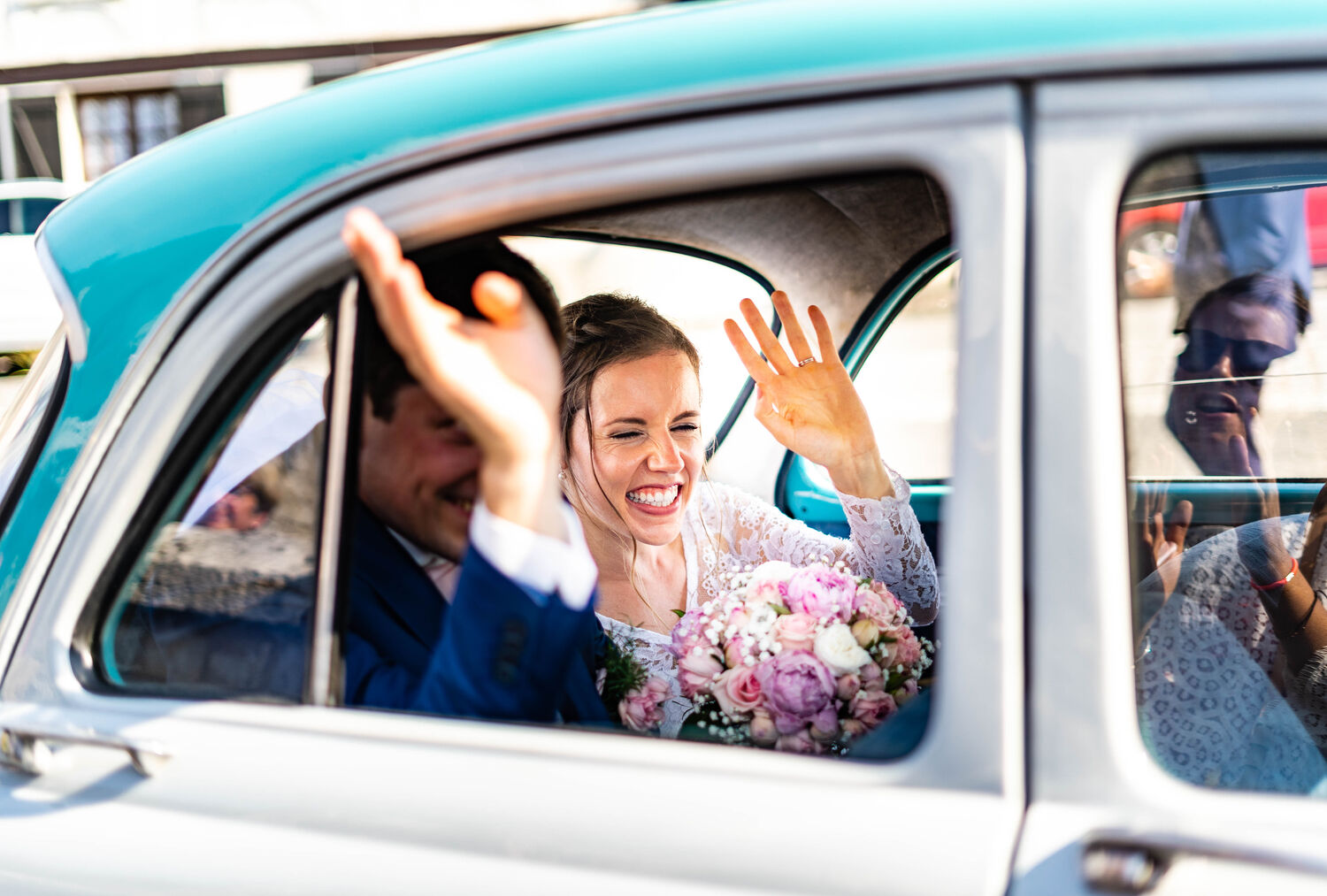 Départ en voiture ancienne